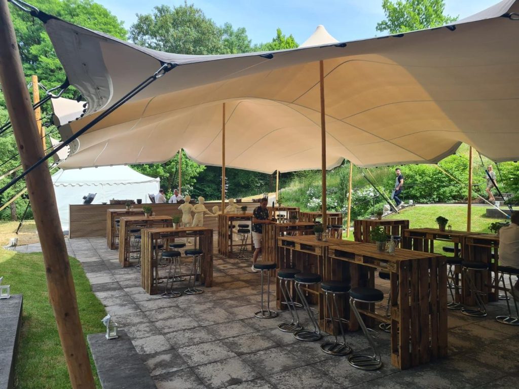 Firmenevent unter dem Stretchzelt mit Paletten-Stehtischen und Barhockern, GS EVENTS