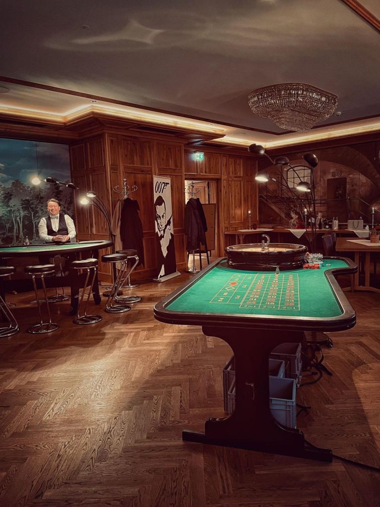 Mobiles Casino mit Roulette- und Pokertisch und Croupier, GS EVENTS